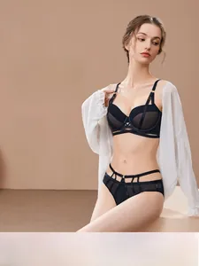 Vue détaillée d'un ensemble de lingerie noire avec armatures et empiècements en résille