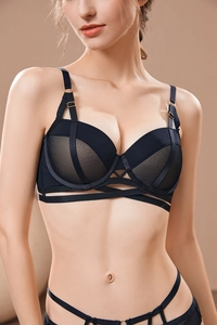 Détail de l'ensemble de lingerie en satin noir et mesh avec bretelles et boucles d'or