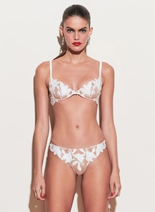 Détails de broderie sur ensemble de lingerie en tulle transparent avec motifs de feuilles
