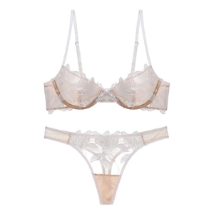 Vue détaillée de l'ensemble de lingerie en mesh champagne avec broderie florale en dentelle