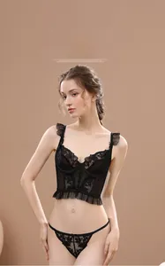 Détail d'un ensemble de lingerie en dentelle française noire avec bretelles à volants