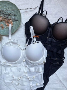 Détail du body en maille transparente avec armatures et boucles en métal doré réglables
