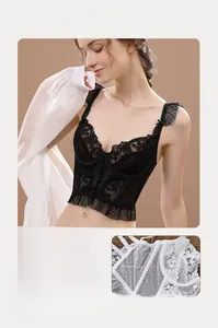 Détail du bralette en dentelle française avec broderie florale et texture en résille