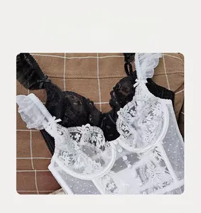 Détails de la dentelle florale française et du mesh à pois sur ces soutiens-gorge