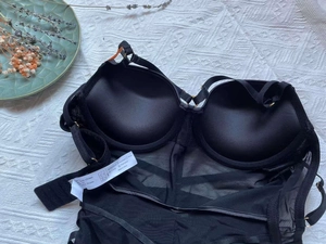 Détail de l'étiquette de taille sur un body en dentelle noire avec bretelles fines