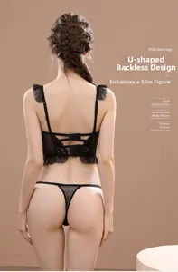 Détail du dos en U de cet ensemble lingerie en dentelle noire avec bretelles volantées
