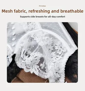 Détail de la broderie en dentelle blanche et du tissu mesh sur le soutien-gorge