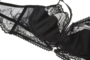 Détails de broderie florale et tulle transparent sur un soutien-gorge en dentelle
