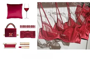 Détail du soutien-gorge en dentelle bordeaux avec flocage léopard et détails satin