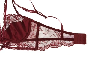 Détail du soutien-gorge en dentelle bordeaux montrant le côté et l'agrafe à trois rangs