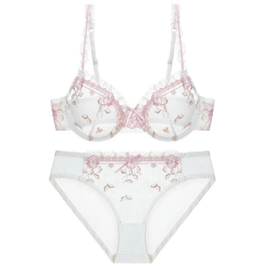 Détail d'un ensemble soutien-gorge en dentelle blanche avec broderies fleurs roses