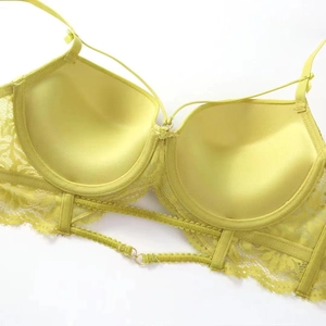 Détails du soutien-gorge en dentelle vert citron avec bonnets 3/4 et anneaux dorés