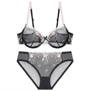 Vue détaillée d'un ensemble lingerie en dentelle noire avec broderie florale et bretelles