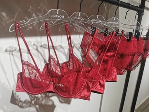 Détail d'ensembles de lingerie en dentelle bordeaux avec tulle transparent et satin