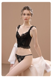 Vue détaillée d'un ensemble corset en dentelle noire avec soutien-gorge et string assorti
