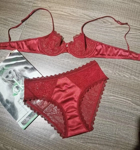 Détail d'un ensemble de lingerie en dentelle et satin rouge avec soutien-gorge à armatures