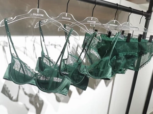 Gros plan sur l'ensemble de lingerie en dentelle vert émeraude avec bordure satin
