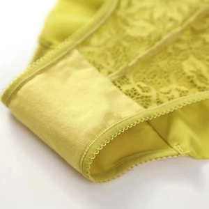Vue détaillée de la culotte en dentelle florale jaune moutarde avec gousset en coton doux