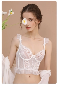 Détail de corset en dentelle blanche avec volants, tissu en maille et structure baleinée