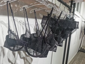 Ensembles de lingerie sexy en tulle léopard noir suspendus sur un support métallique
