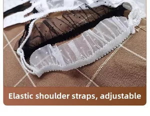 Détail des bretelles élastiques réglables avec dentelle délicate et tulle à pois
