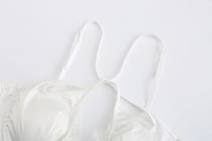 Détail du satin blanc et de la dentelle cils sur un soutien-gorge au style français épuré