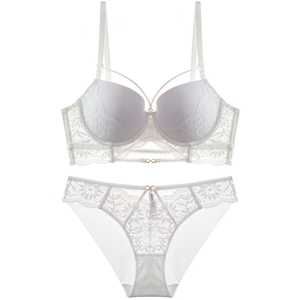 Ensemble de lingerie en dentelle blanche avec soutien-gorge push-up et culotte chic