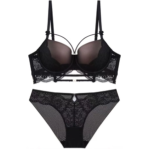 Ensemble lingerie en dentelle noire avec soutien-gorge push-up et culotte transparente