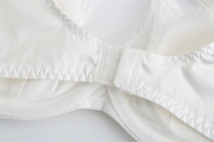 Détail du dos de ce soutien-gorge blanc en dentelle cil avec boucle et doublure en mesh
