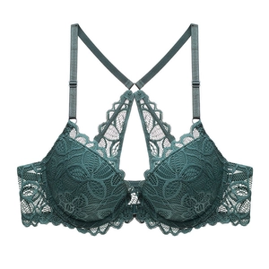 Dettaglio del reggiseno in pizzo verde scuro con chiusura frontale e ricamo floreale