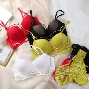 Ensemble de lingerie en dentelle avec bonnets à fleurs et bretelles croisées multicolore