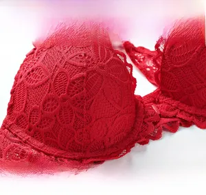 Dettaglio del reggiseno francese in pizzo rosso con ricamo floreale e ferretto