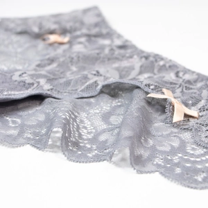 Graue florale Spitzenunterwäsche mit hellrosa Satinschleife für Damen im Low-Waist-Stil