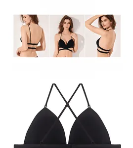 Détail macro du soutien-gorge triangle français noir avec fines bretelles et armature souple