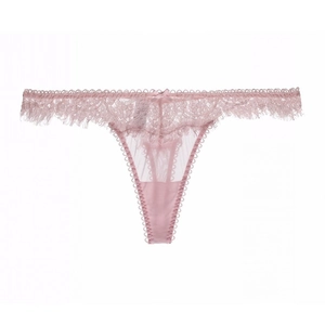 Détail du string rose en dentelle de cils française avec tissu mesh et petit noeud