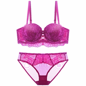 Vue détaillée de l'ensemble de lingerie en dentelle magenta avec soutien-gorge push-up