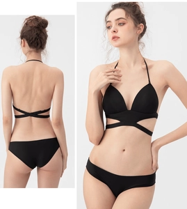 Vue macro de l'ensemble de soutien-gorge triangle français avec dos nu en U et bandages croisés