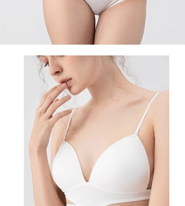 Détail de l'ensemble soutien-gorge triangle blanc sans couture avec fines bretelles