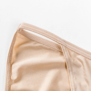 Culotte beige sans couture en satin soyeux avec couture zigzag et taille basse