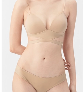 Détail d'un ensemble de lingerie sans coutures beige avec fines bretelles croisées