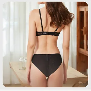 Vue arrière d'un ensemble de lingerie en dentelle noire avec soutien-gorge en résille