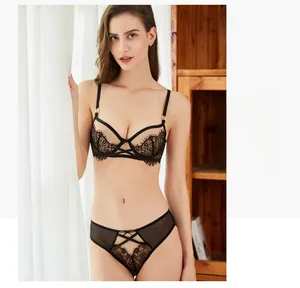 Détail d'un ensemble lingerie en dentelle noire avec bretelles croisées et culotte
