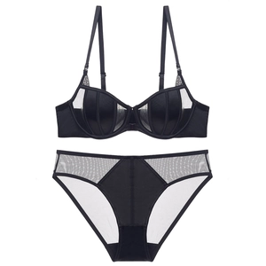 Set lingerie nera in stile francese con reggiseno in raso e slip in mesh coordinati