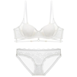 Witte kanten lingerieset met beugelbeha en bijpassende slip op witte achtergrond