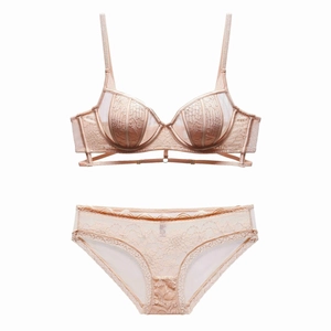 Completo intimo in pizzo con reggiseno con ferretto e slip coordinati color nudo