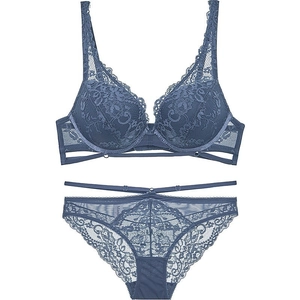 Ensemble de lingerie en dentelle bleu foncé avec soutien-gorge et culotte à lanières