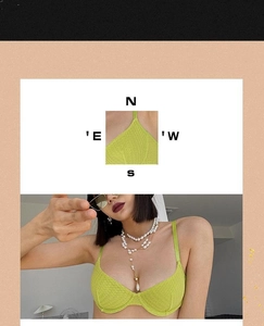 Détail d'un haut de bikini en tricot vert fluo texturé avec un collier de perles élégant