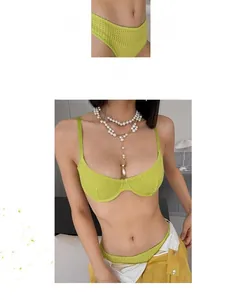 Détail d'un bikini vert néon avec texture côtelée et fines bretelles de maintien