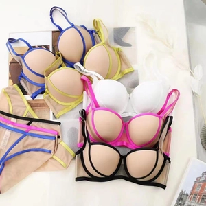 Ensembles de lingerie push-up avec passepoil contrasté et culottes en mesh colorées sur fond blanc
