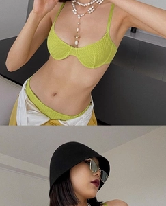 Détail du haut de bikini vert herbe avec texture en nid d'abeille et armatures